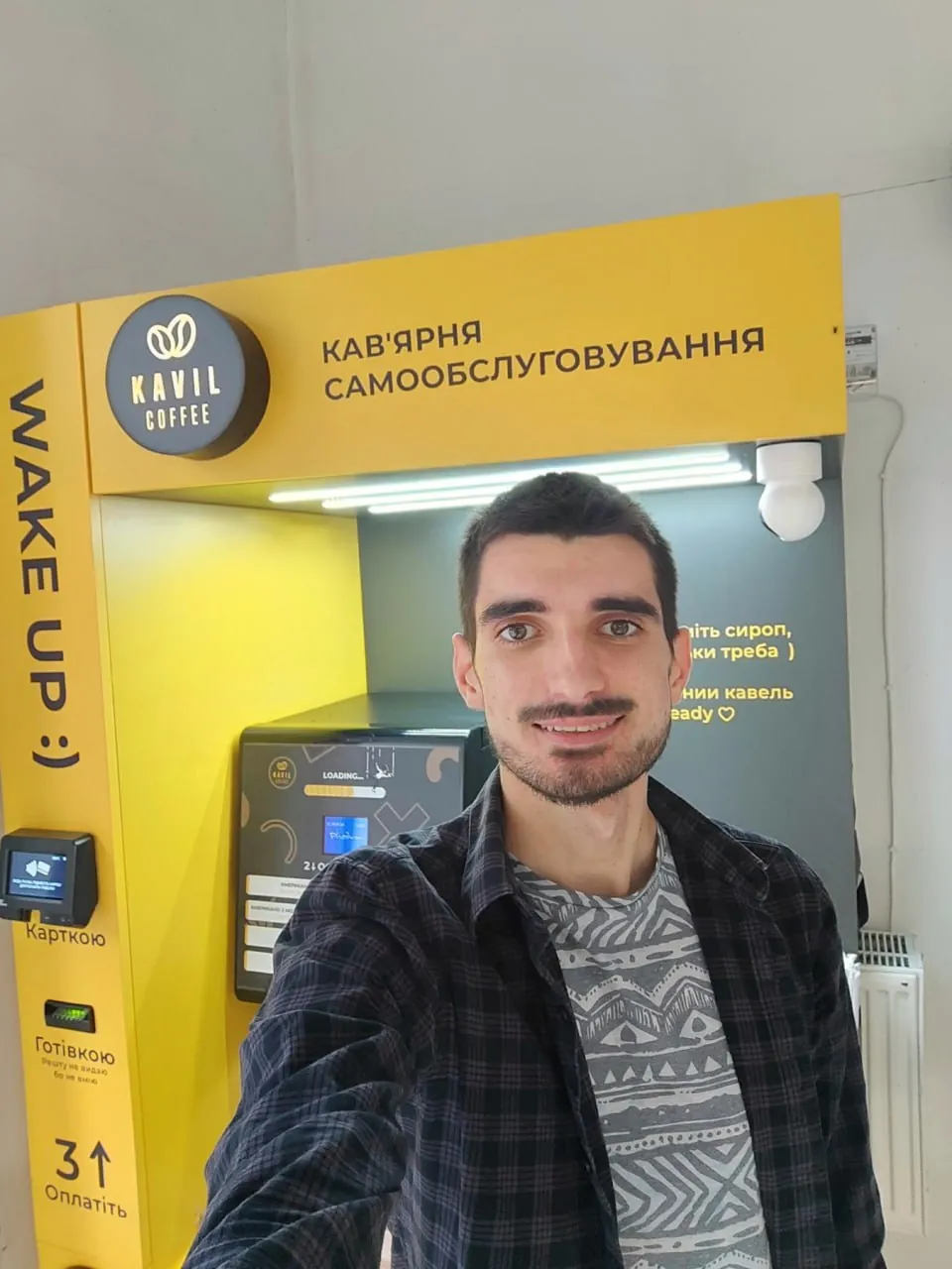 Wladyslaw, Kavil-Partner in Uman, vor seinem Selbstbedienungs-Café