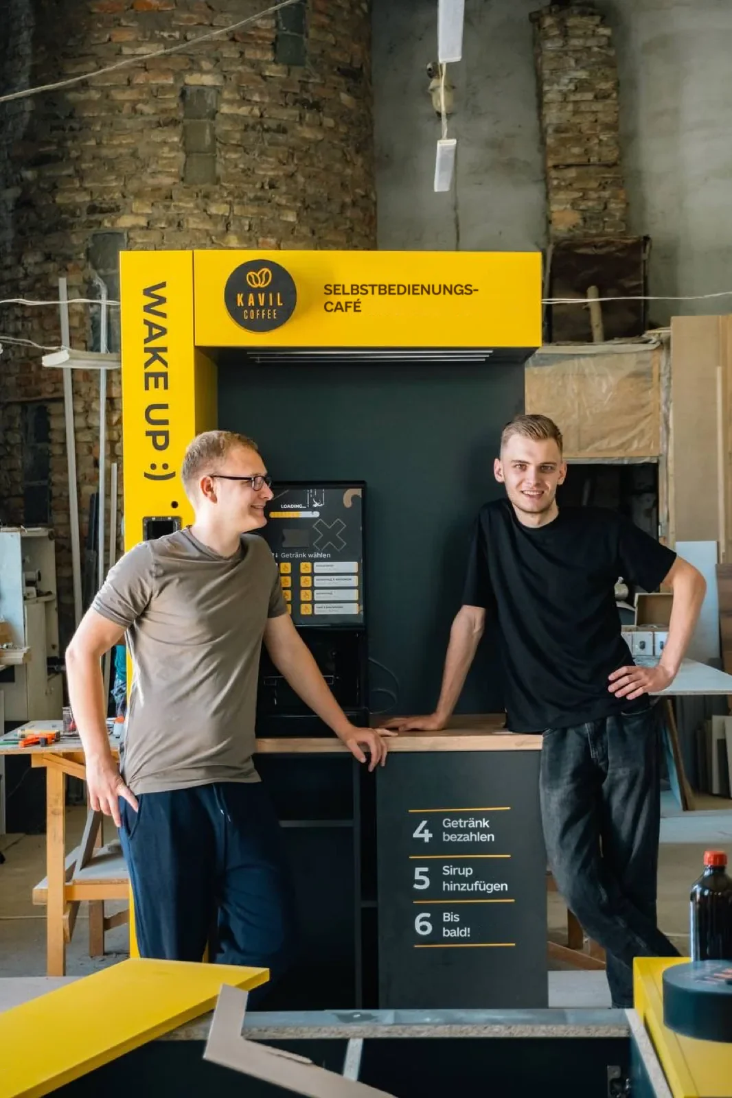 Kavil-Gründer neben einem fertigen Kiosk in der eigenen Produktion
